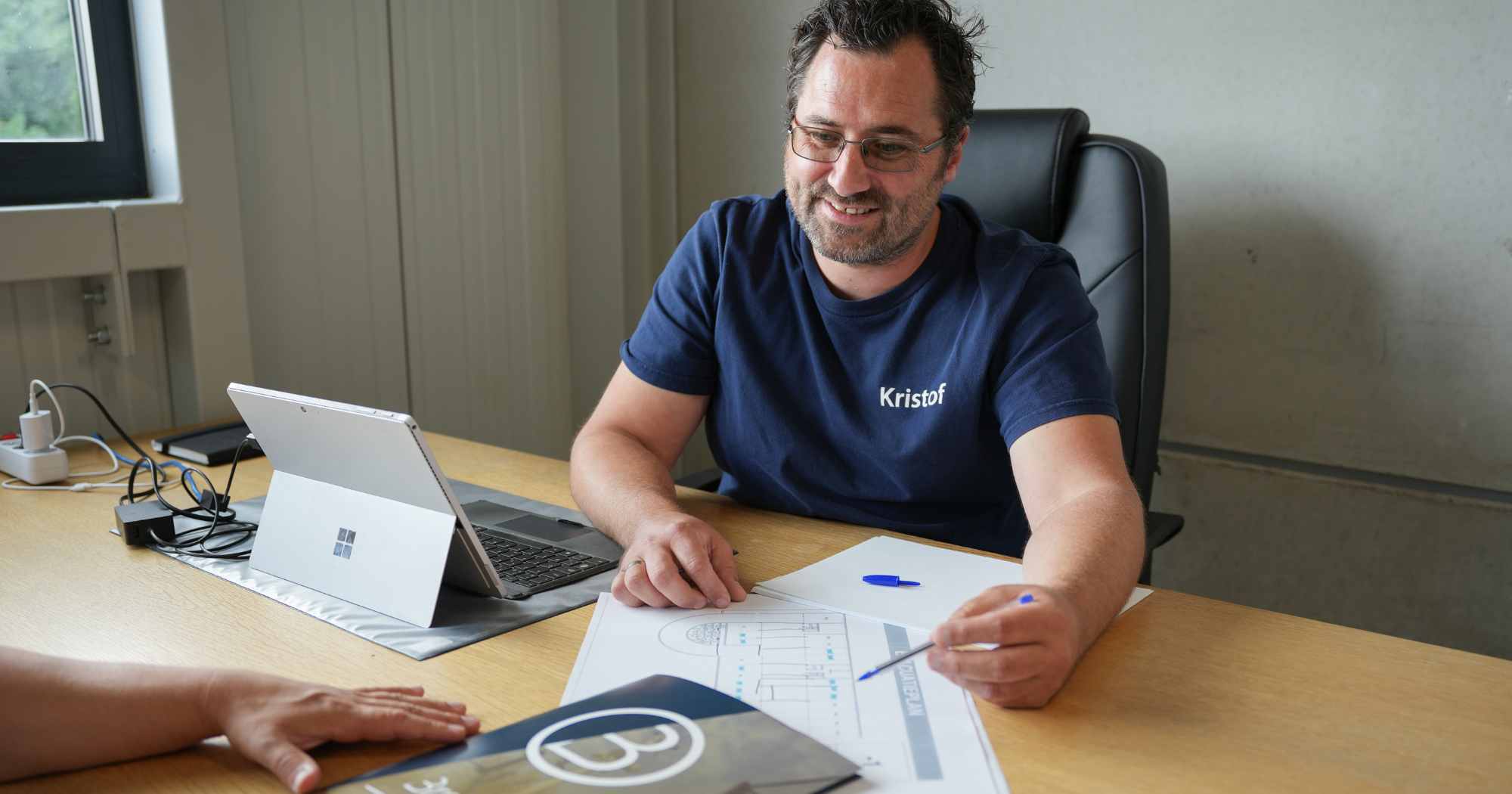 Kristof achter bureau_voor slidere