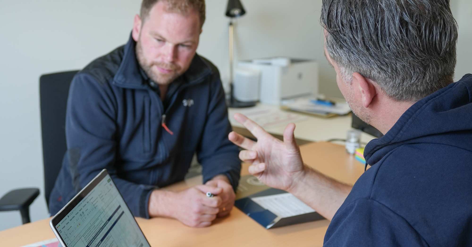 Stijn en Thomas met laptop